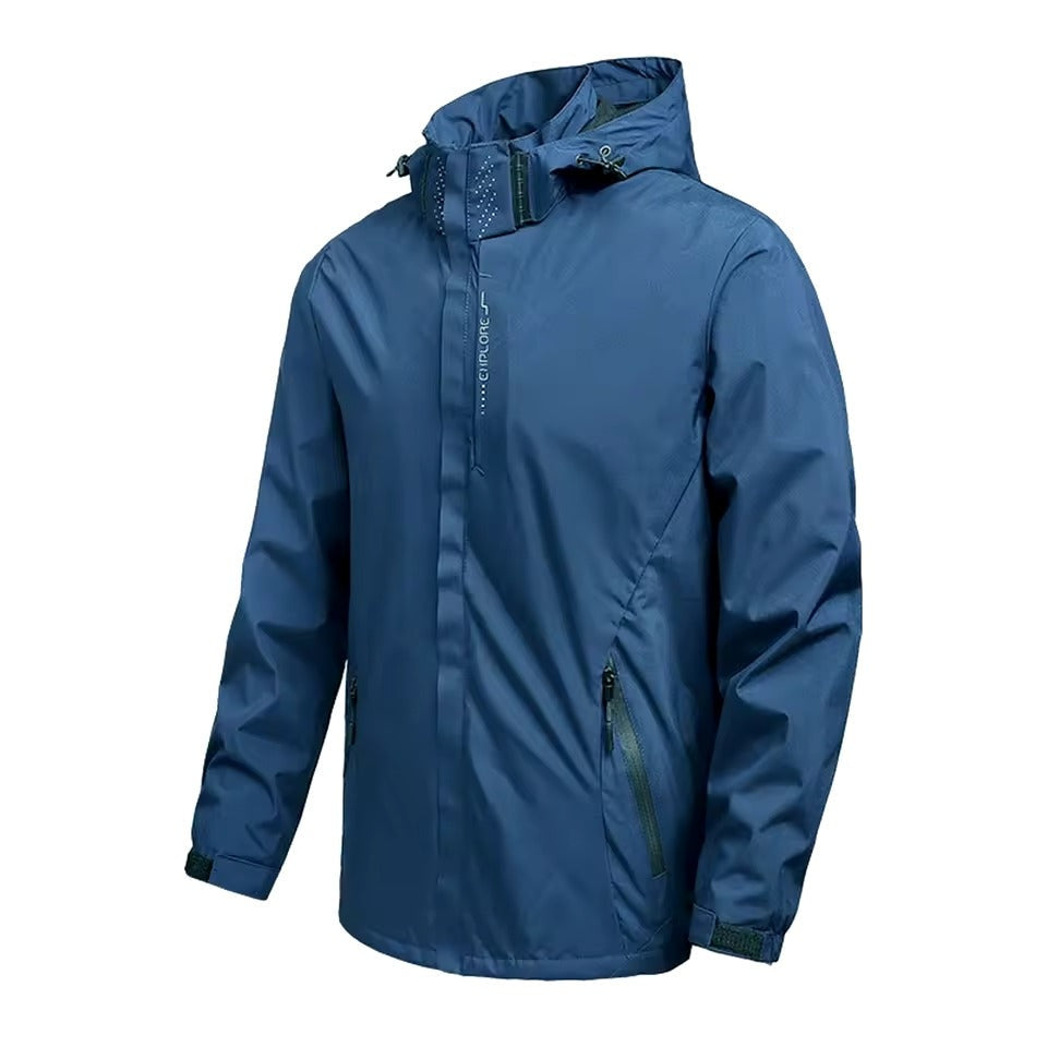 Blauwe waterdichte jas met capuchon en ritszakken op paspop | Boutique Moda