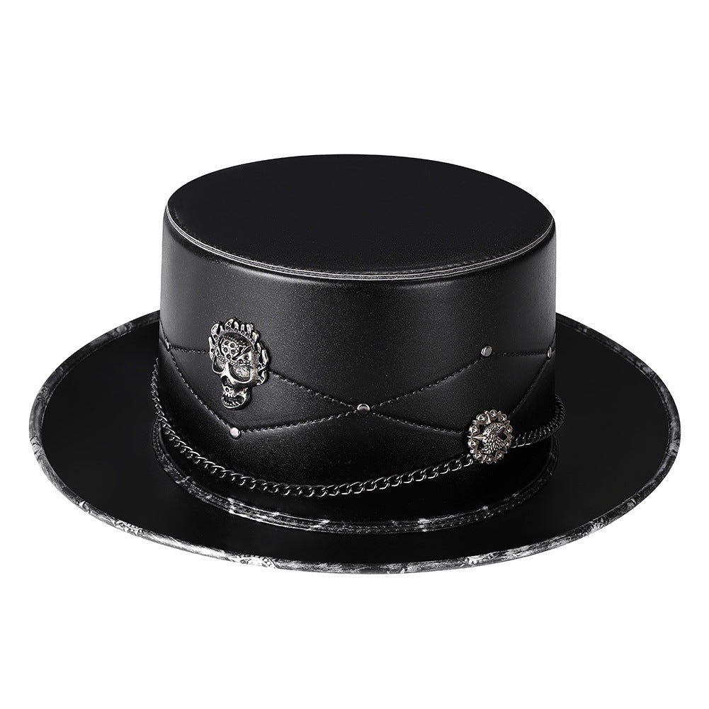 Zwarte gothic hoge hoed met kettingen, studs en metalen embleem, vrijstaand getoond | Boutique Moda