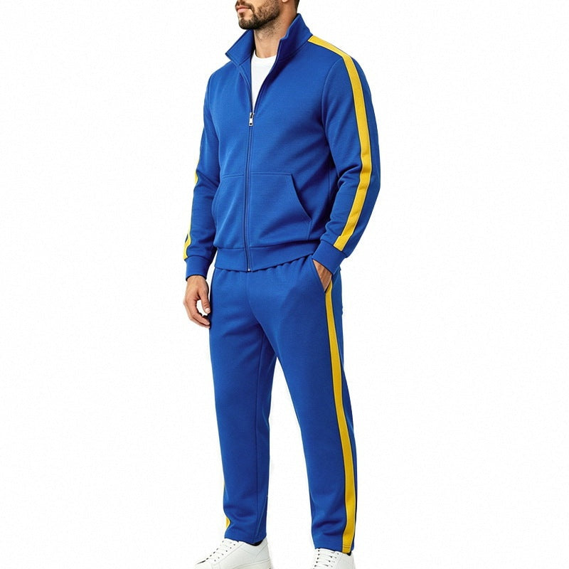 Blauw trainingspak met gele contraststreep, gedragen door man, zijaanzicht | Boutique Moda