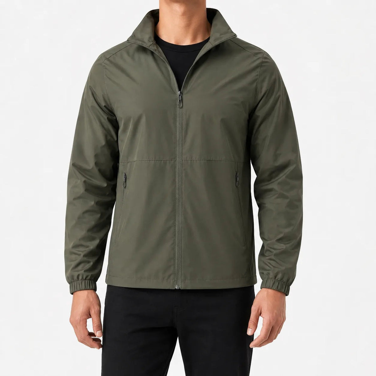 Groene regenjas met opstaande kraag en rits, gedragen door man | Boutique Moda