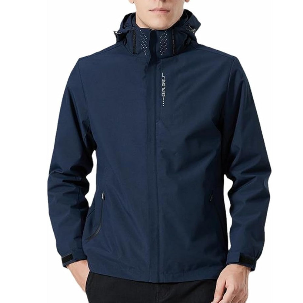 Donkerblauw waterdicht regenjack met capuchon, gedragen door een man | Boutique Moda