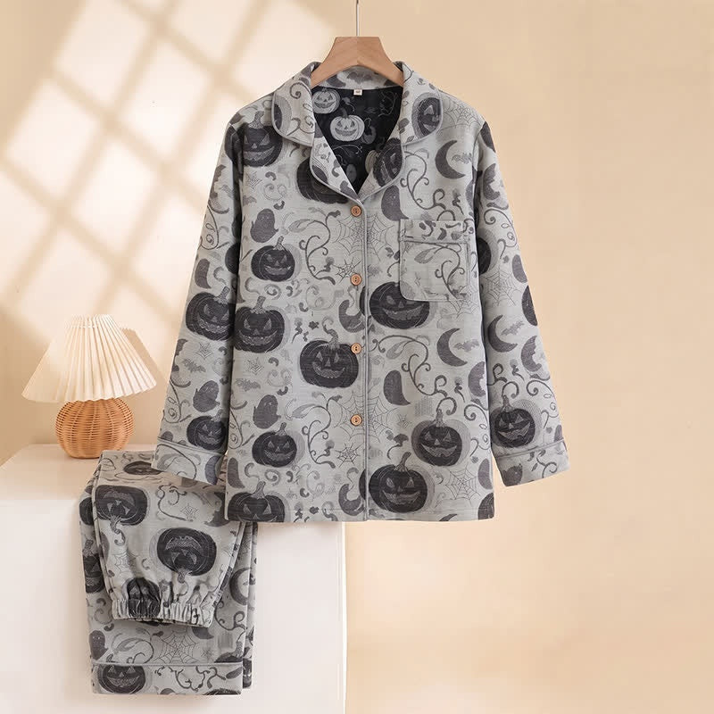 Grijze pyjamaset met pompoen- en maanprint, hangend getoond op hanger | Boutique Moda