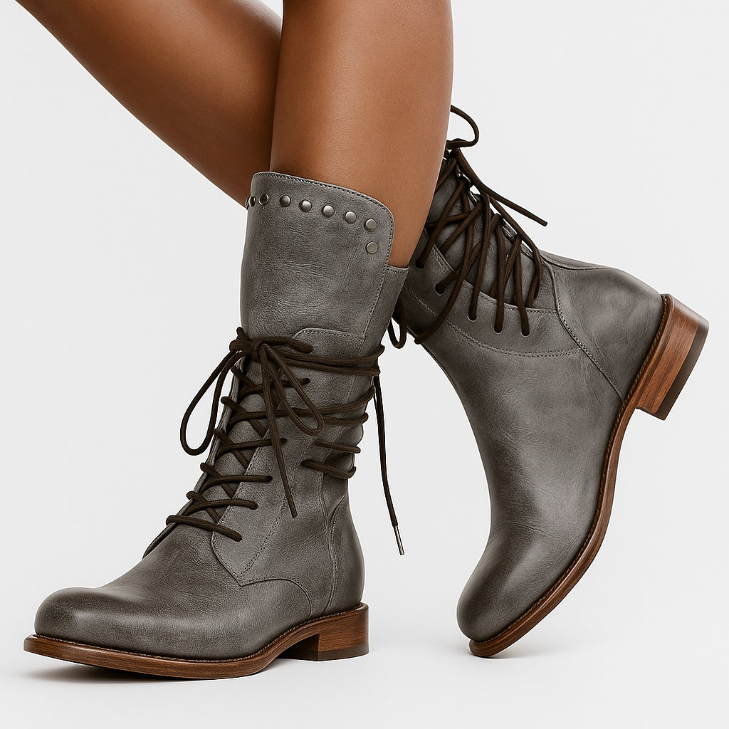 Grijze veterlaarzen met studs, gedragen door model, close-up op benen | Boutique Moda
