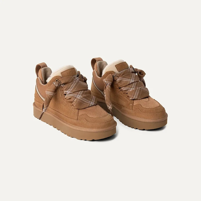 Bruine plateau sneakers met brede geruite veters, los gefotografeerd | Boutique Moda