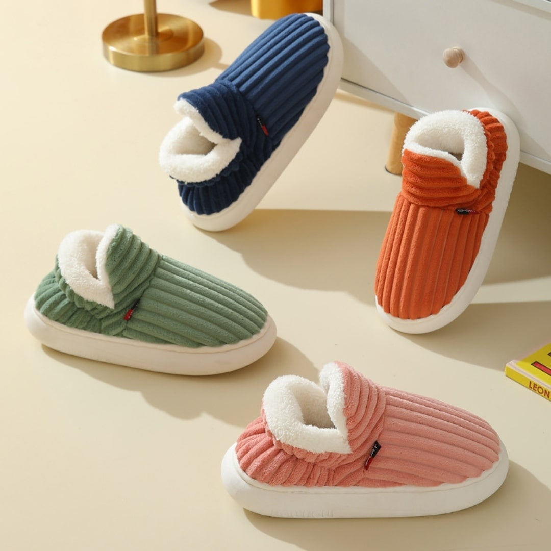 Vier pantoffels met ribstof in blauw, groen, oranje en roze, plat neergezet | Boutique Moda