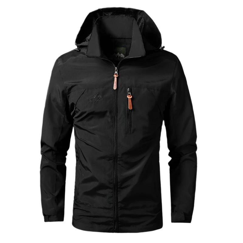 Zwarte outdoorjas met capuchon en borstzak, los op witte achtergrond getoond | Boutique Moda