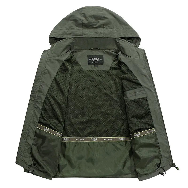 Groene outdoorjas met capuchon, geopend getoond, mesh binnenvoering zichtbaar | Boutique Moda