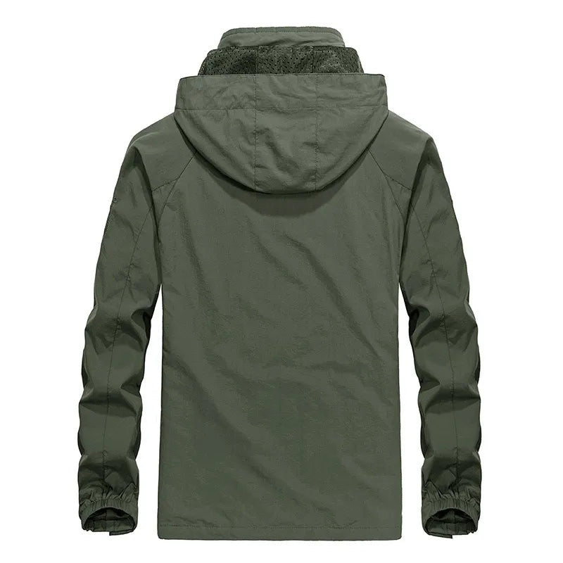 Legergroene outdoorjas met capuchon, achteraanzicht, op onzichtbare paspop getoond | Boutique Moda