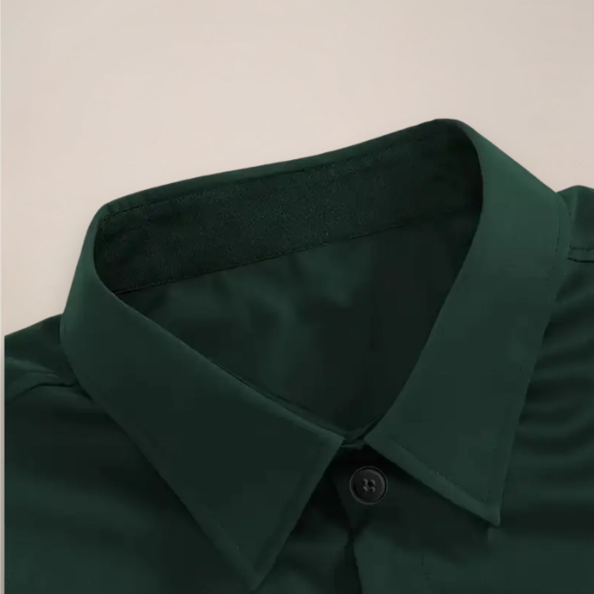 Donkergroen overhemd close-up met kraag en knoop, plat gefotografeerd | Boutique Moda