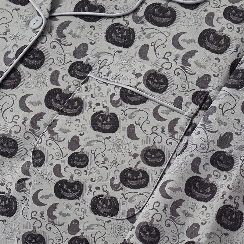 Grijs pyjamashirt met pompoenen, spinnenwebben en vleermuizen, plat gefotografeerd | Boutique Moda