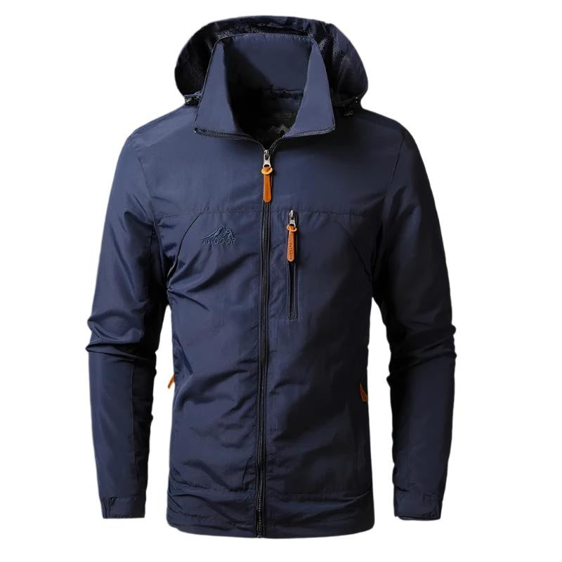 Donkerblauwe outdoorjas met capuchon en oranje ritstrekkers, los liggend getoond | Boutique Moda