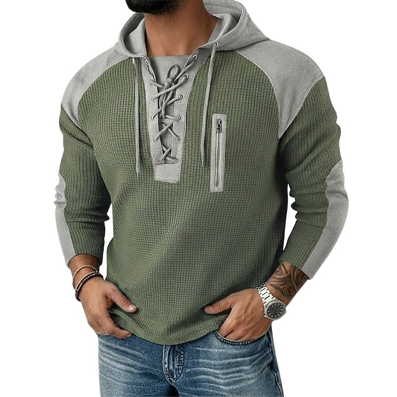 Groen-grijze hoodie met veterhals en ritszak, gedragen door man | Boutique Moda