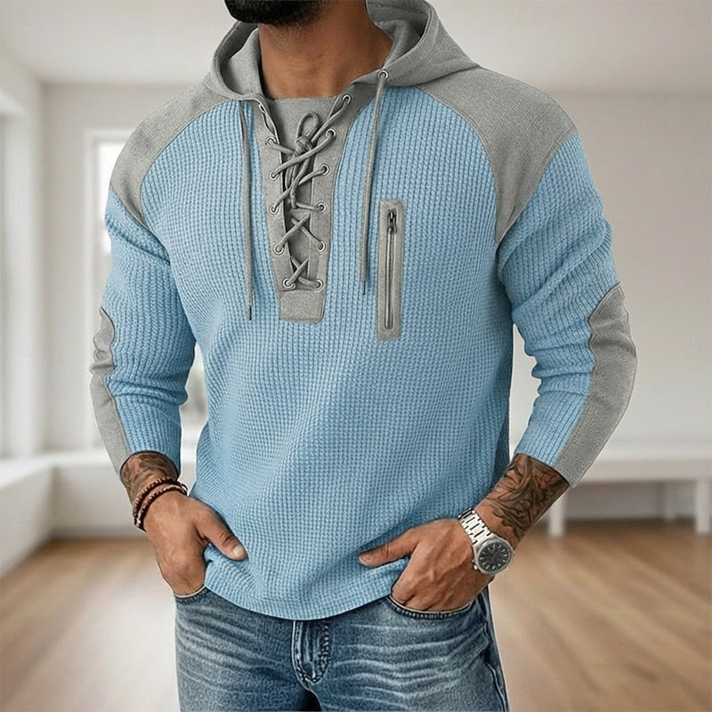 Lichtblauwe hoodie met veterhals en grijze raglanmouwen, gedragen door een man | Boutique Moda