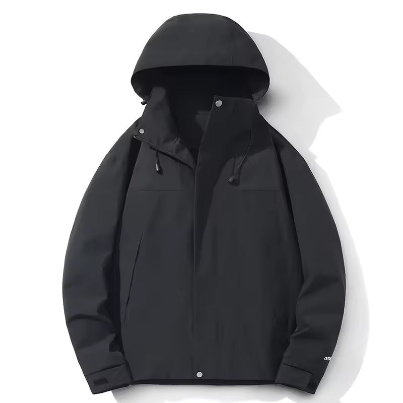 Zwarte outdoorjas met capuchon, plat liggend gefotografeerd | Boutique Moda