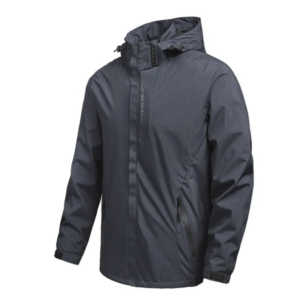 Grijze waterdichte regenjas met capuchon en ritszakken, gedragen door een man | Boutique Moda