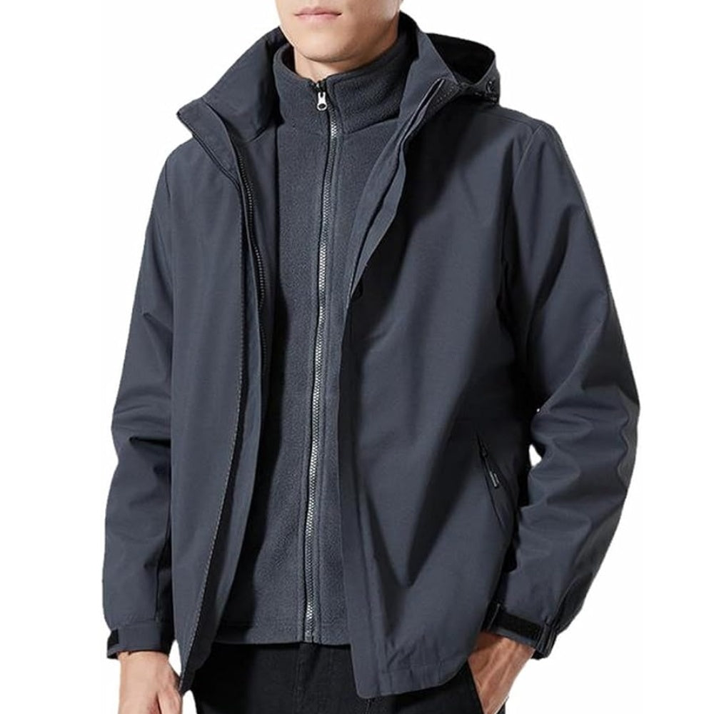 Donkergrijs regenjack met capuchon gedragen door man, ritssluiting zichtbaar | Boutique Moda