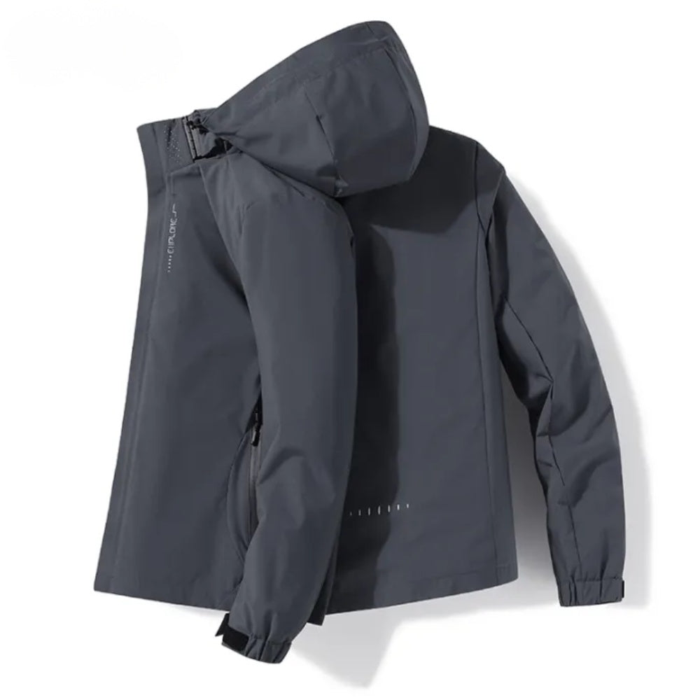 Grijze waterdichte regenjas met capuchon, plat liggend gefotografeerd | Boutique Moda
