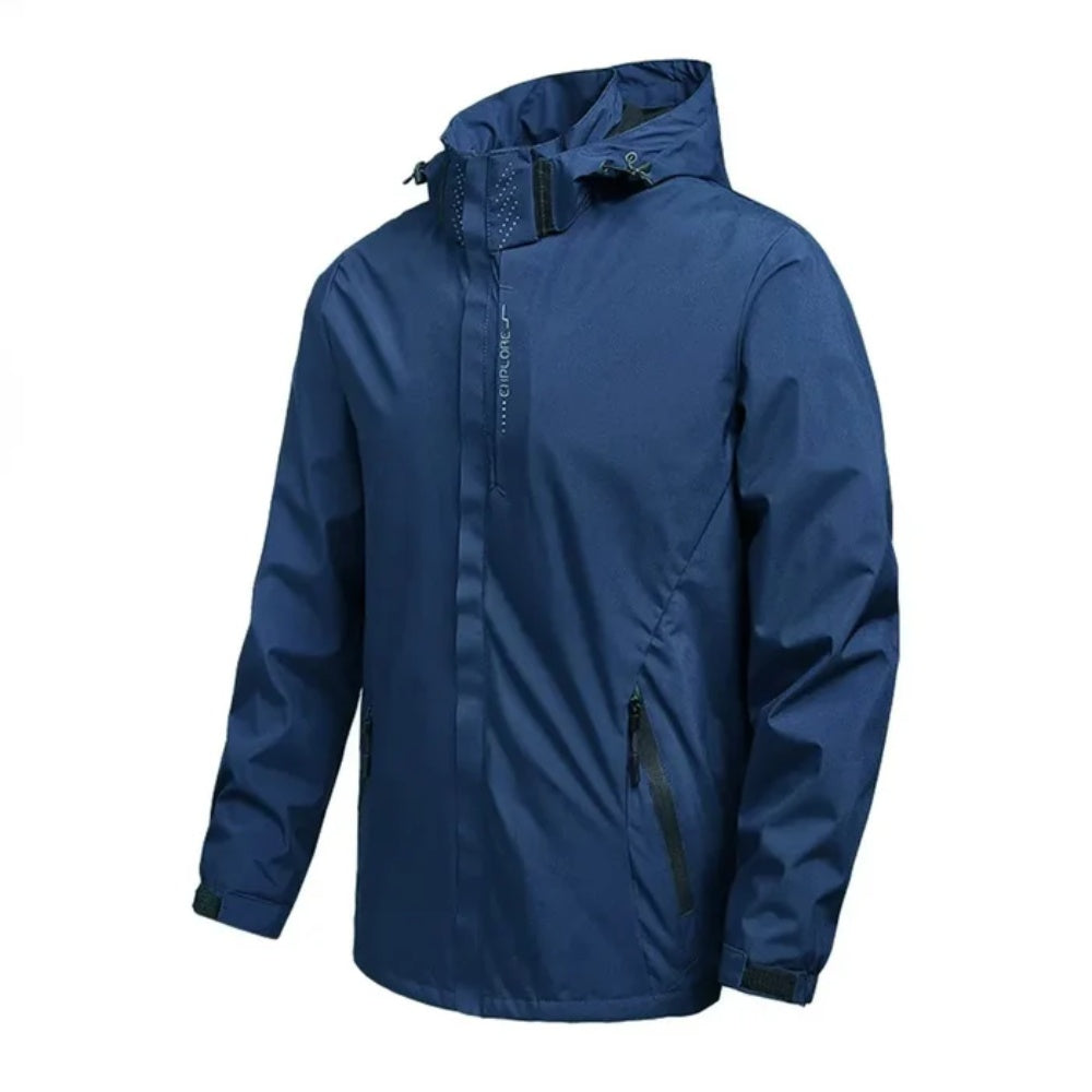 Marineblauw regenjack met capuchon en ritszakken, getoond op mannequin | Boutique Moda