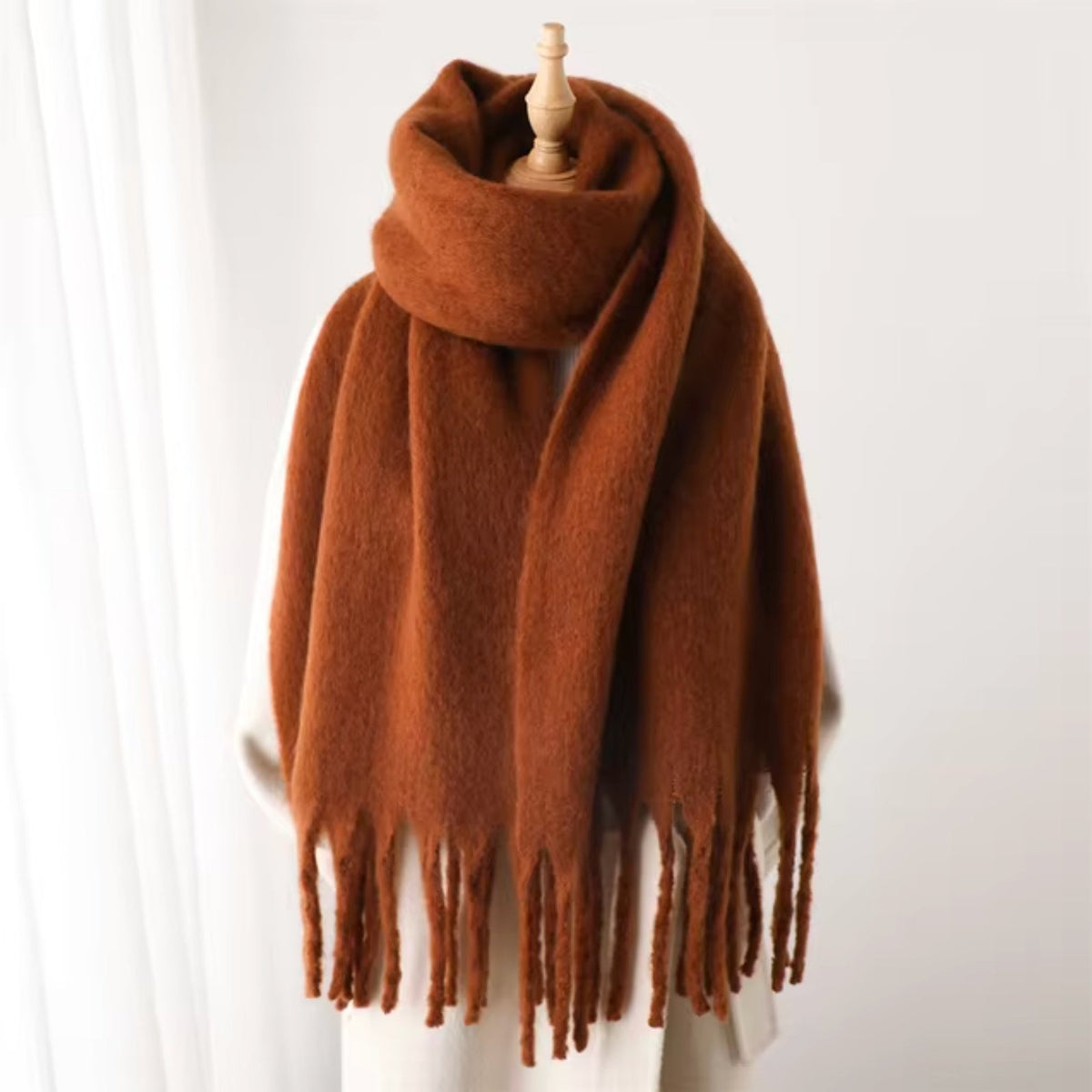 Roestbruine sjaal met franjes om paspop, warme effen gebreide wintersjaal | Boutique Moda