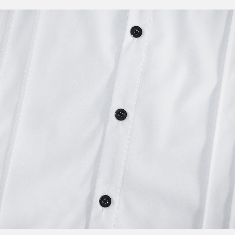 Close-up van wit overhemd met zwarte knopen en verticale biesjes | Boutique Moda