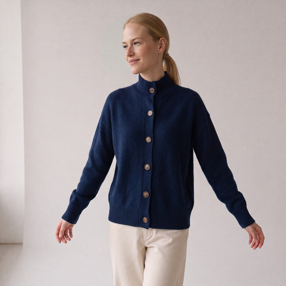 Marineblauw vest op een crèmekleurige broek