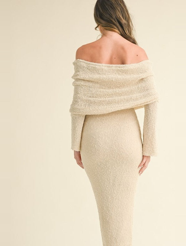 Gebreide maxi-jurk met schouderloze halslijn, achteraanzicht van de gevouwen kraag en de rug | Boutique Moda