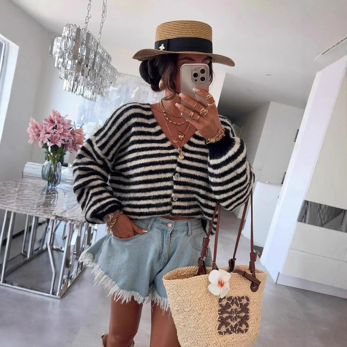 Zwart-wit gestreept oversized vest met een lichte spijkershort