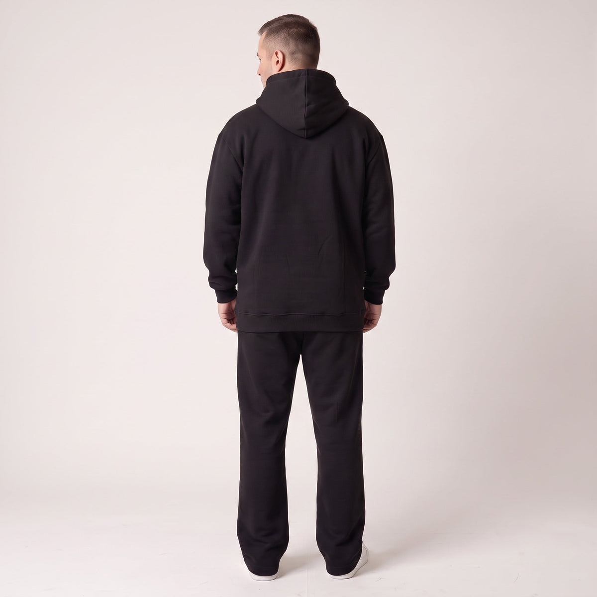 Zwart joggingpak met hoodie, achteraanzicht, gedragen door man, rugzijde | Boutique Moda