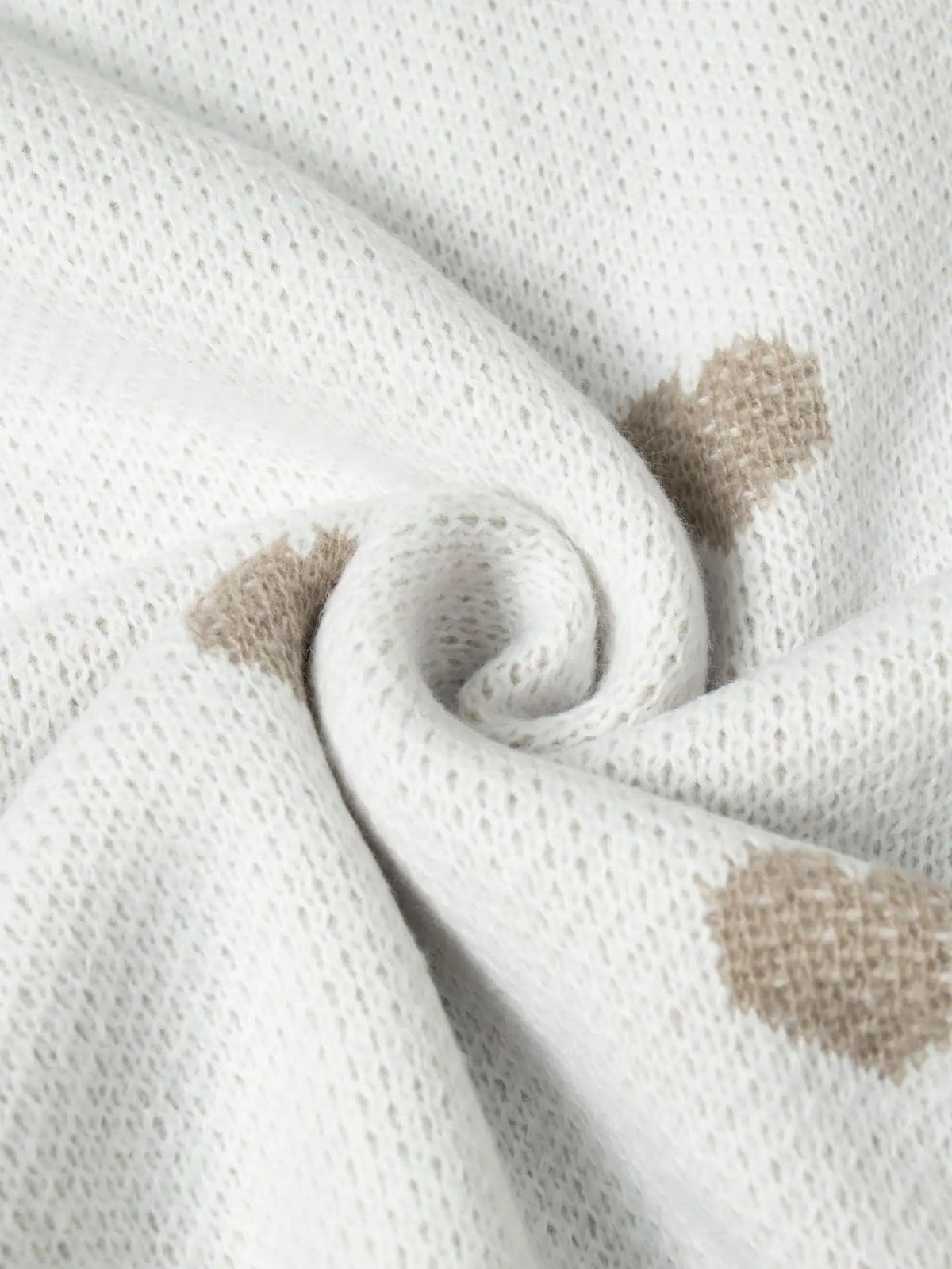 Close-up van het breisel met beige hartjes