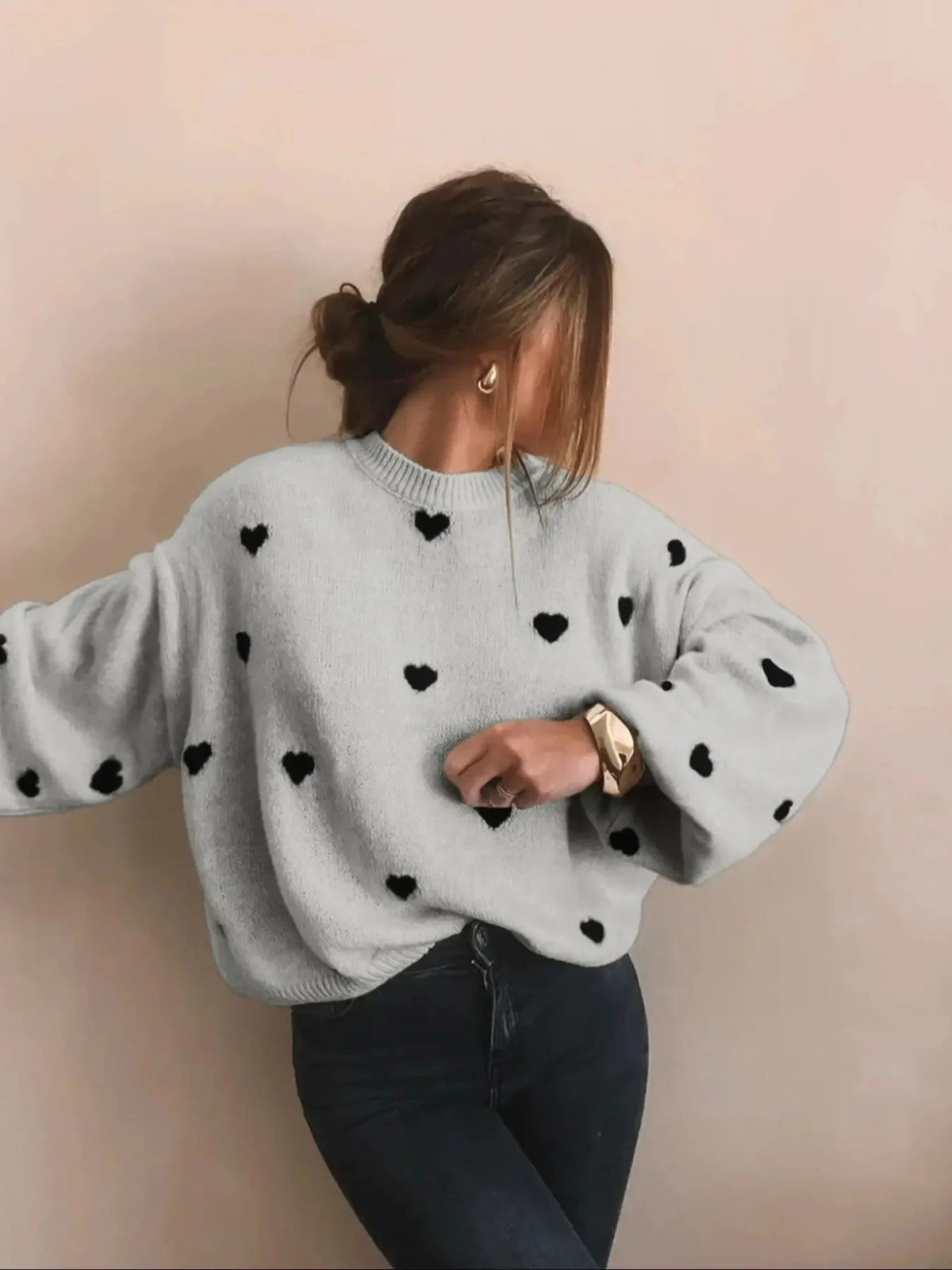 Lichtgrijze oversized trui dames met zwarte hartjes