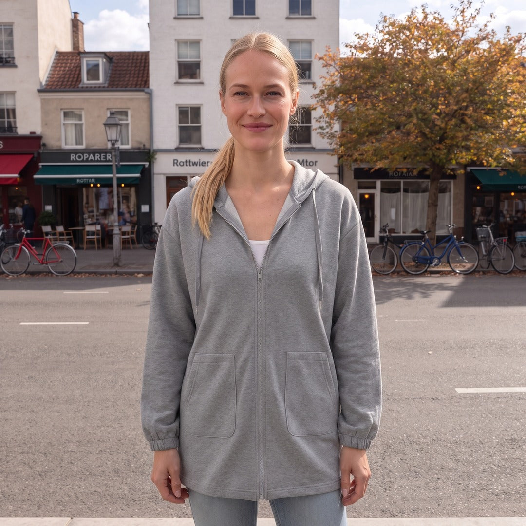 Vrouw draagt het lange grijze vest open in een straat in Rotterdam | Boutique Moda