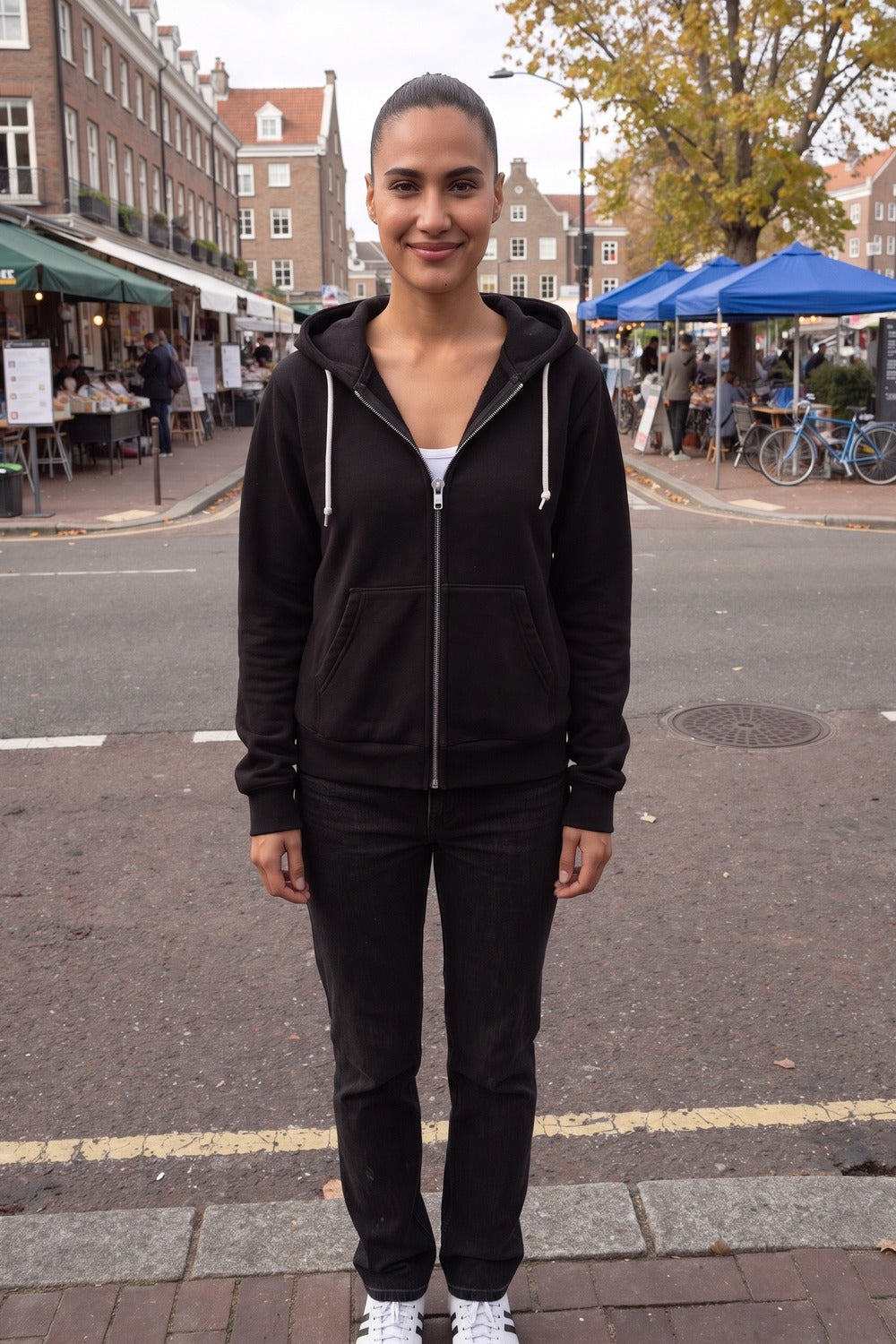Vrouw draagt het zwarte vest met witte koorden in een straat in Amsterdam | Boutique Moda