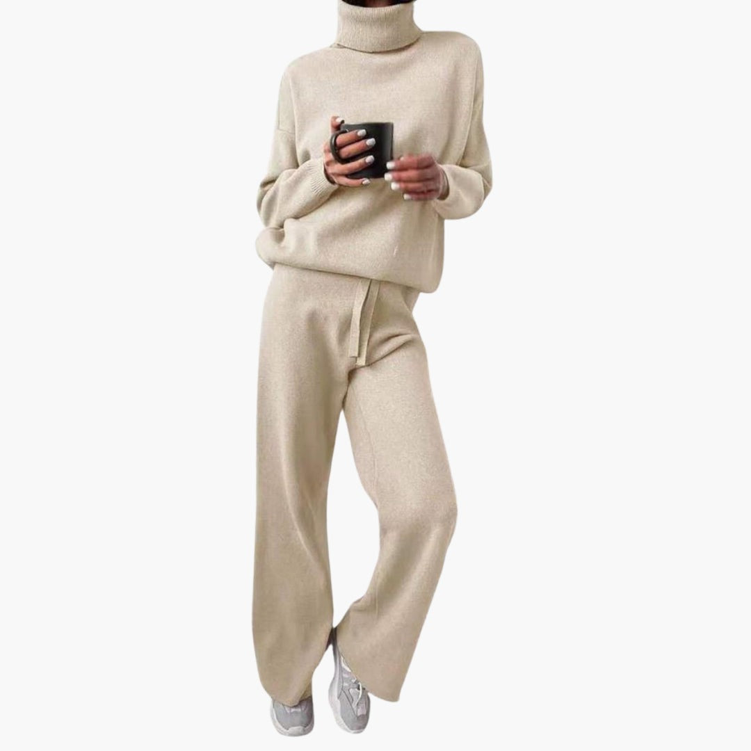 Beige gebreid huispak met col en wijde broek met trekkoord