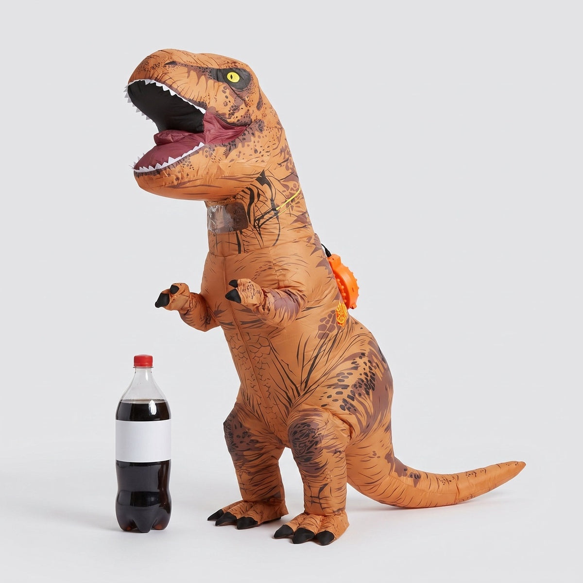 Bruin opblaasbaar T-Rex pak naast een fles om de grootte te tonen