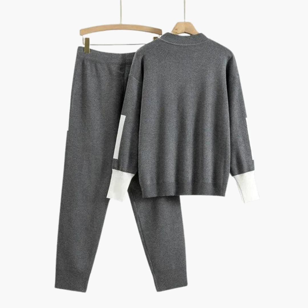 Grijs gebreid joggingpak met witte contrastdetails, achteraanzicht