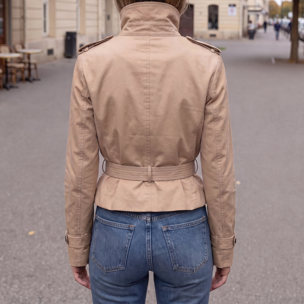 Achterkant van de beige korte trenchcoat | Boutique Moda