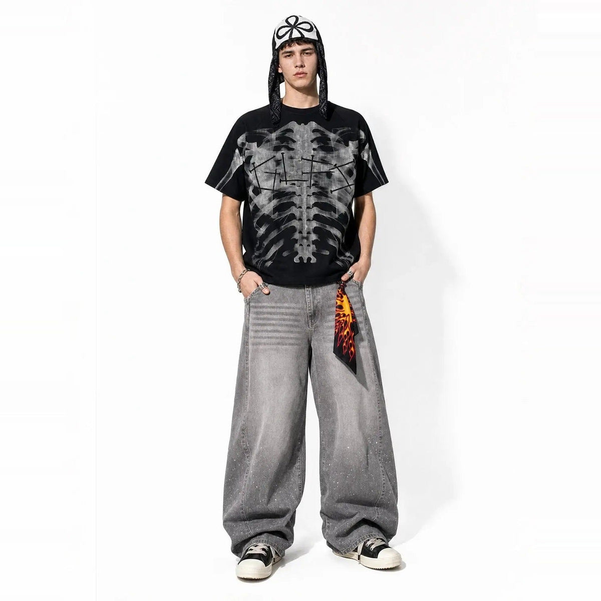 Zwart oversized T-shirt met ribbenkast print, gedragen door model met wijde jeans | Boutique Moda