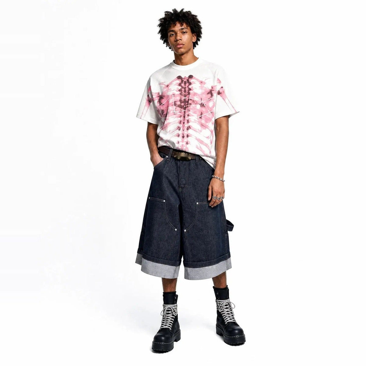 Wit oversized T-shirt met roze ribbenkast print, gedragen door model | Boutique Moda