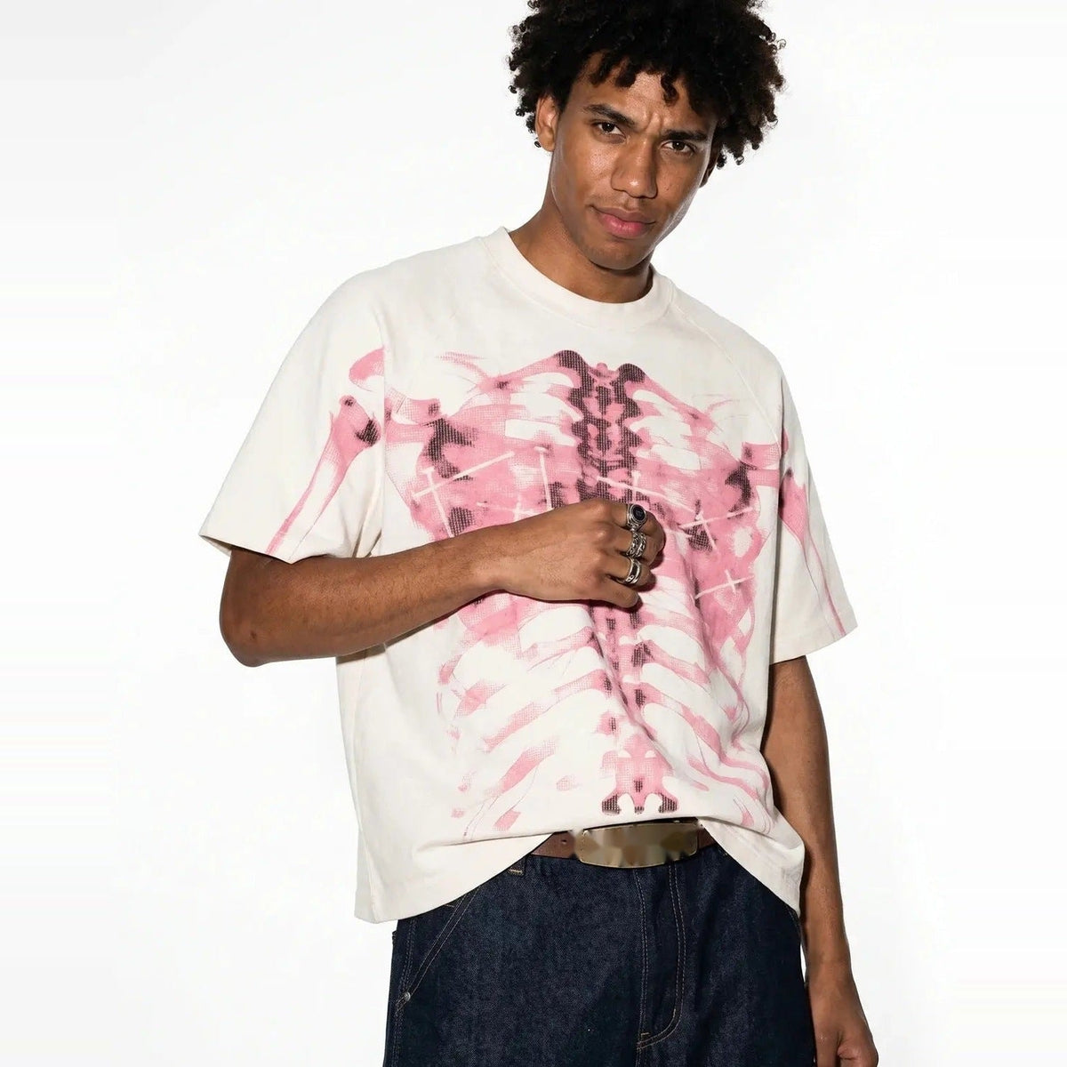 Man draagt wit oversized T-shirt met roze ribbenkast röntgenprint, gedragen model | Boutique Moda