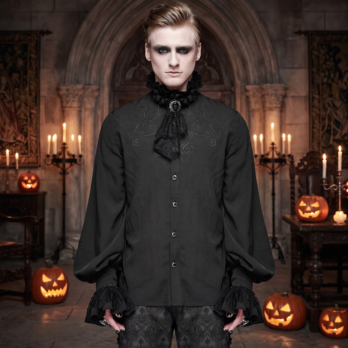 Zwart gothic overhemd met borduursel en kanten jabot, gedragen door model | Boutique Moda