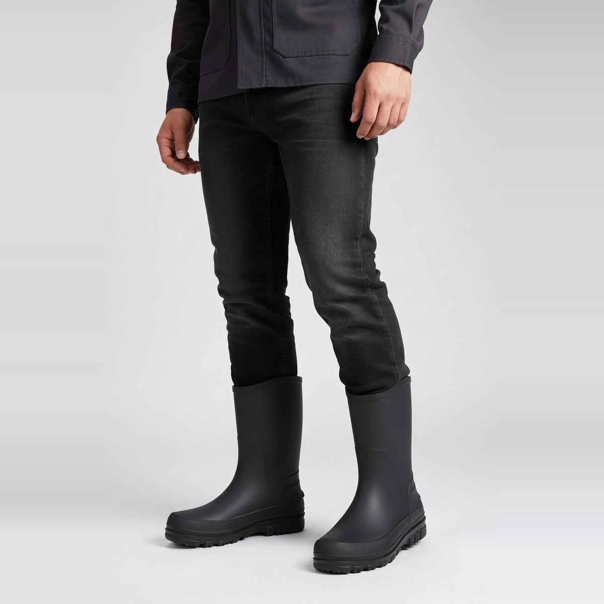 Zwarte halfhoge regenlaarzen gedragen door persoon met spijkerbroek | Boutique Moda