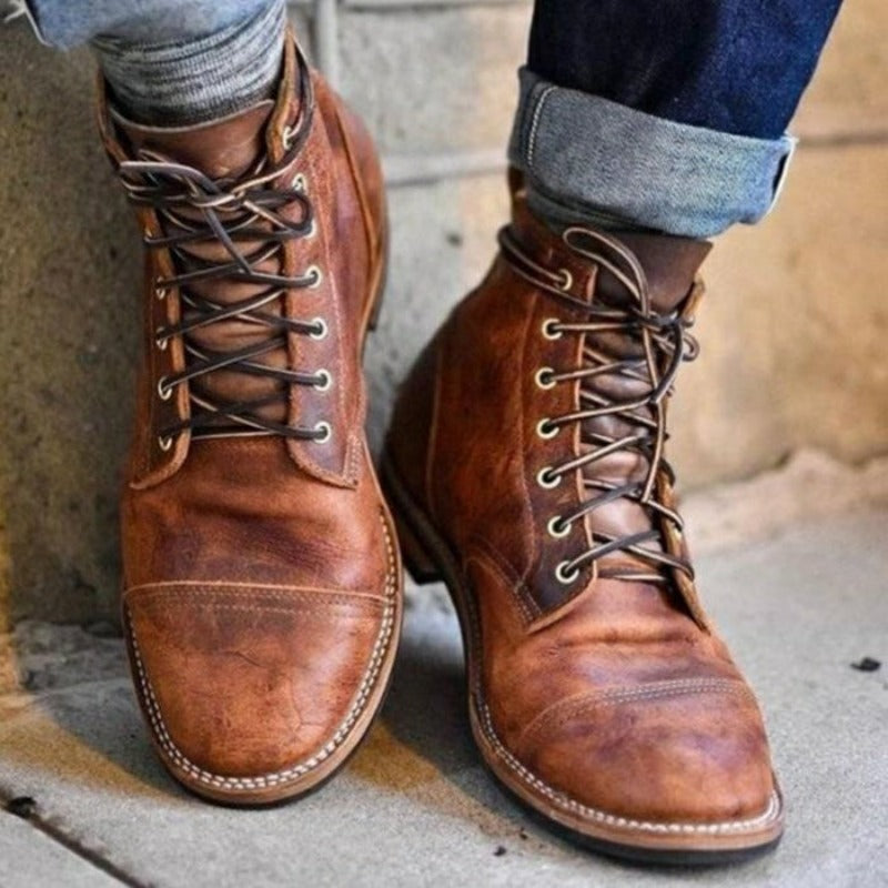 Bruine veterboots van kunstleer gedragen met opgerolde jeans