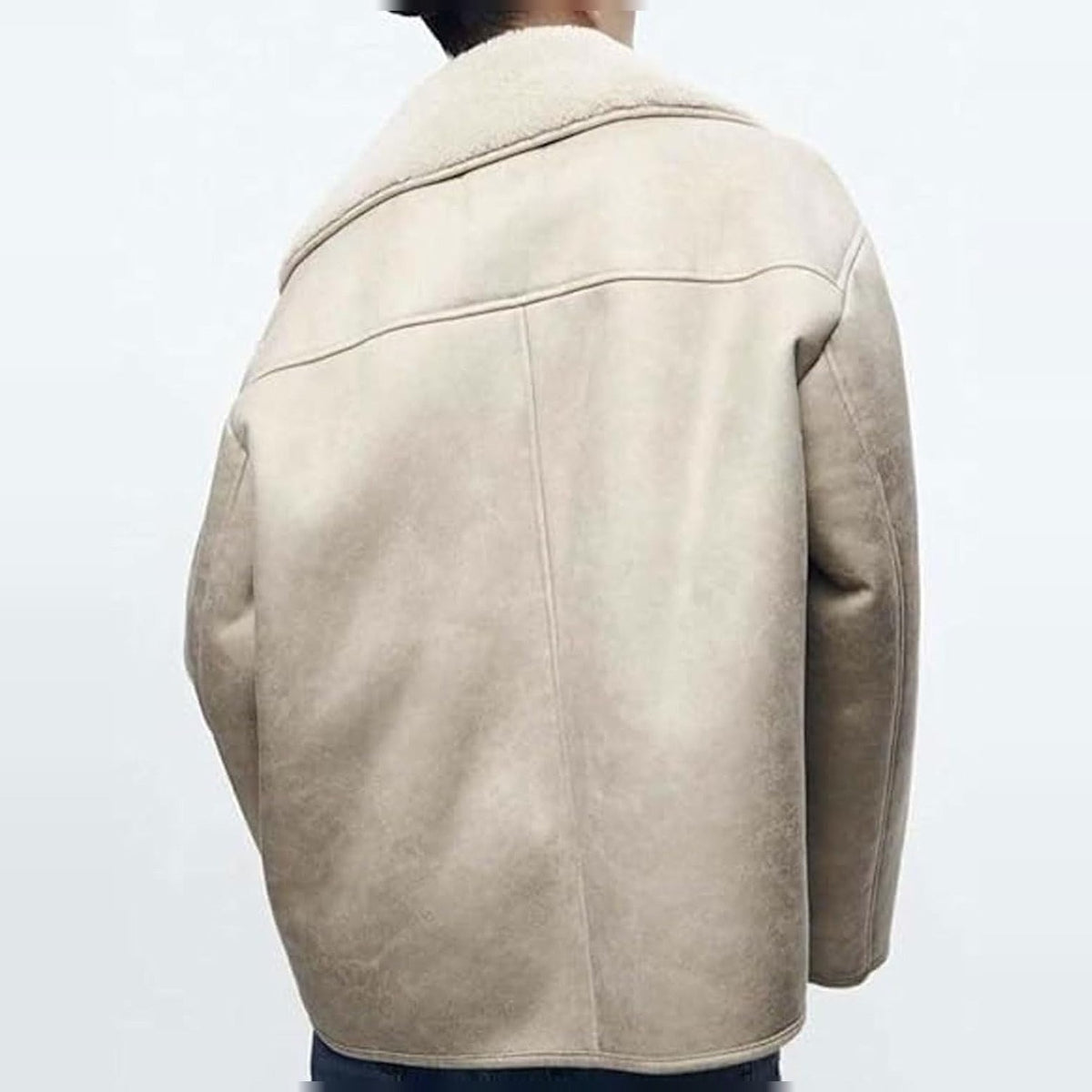 Beige oversized lammy coat van imitatieleer, achteraanzicht met schouderpas | Boutique Moda