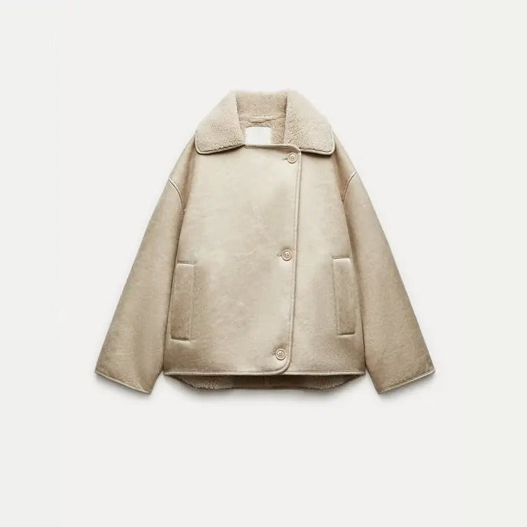 Beige oversized lammy coat met teddyvoering, plat gefotografeerd | Boutique Moda