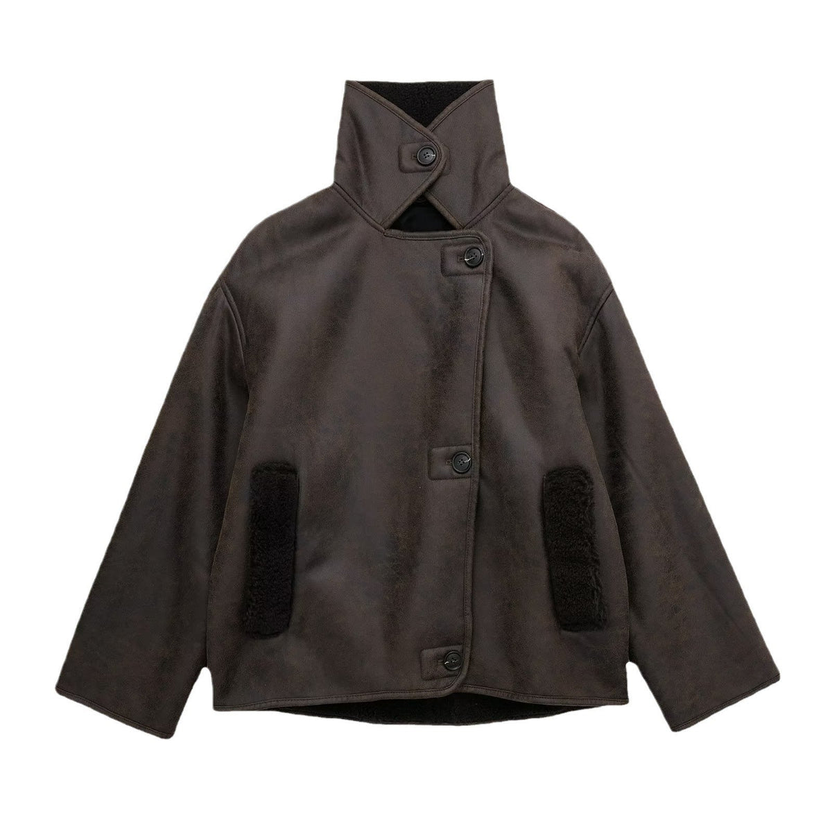 Bruine imitatieleren jas met teddyvoering en knopen, plat gefotografeerd | Boutique Moda