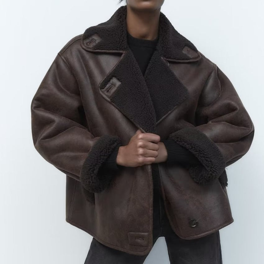 Bruine oversized lammy coat met teddyvoering, gedragen door vrouw model | Boutique Moda