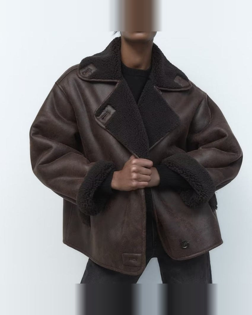 Bruine oversized lammy coat met teddyvoering, gedragen door vrouw model | Boutique Moda