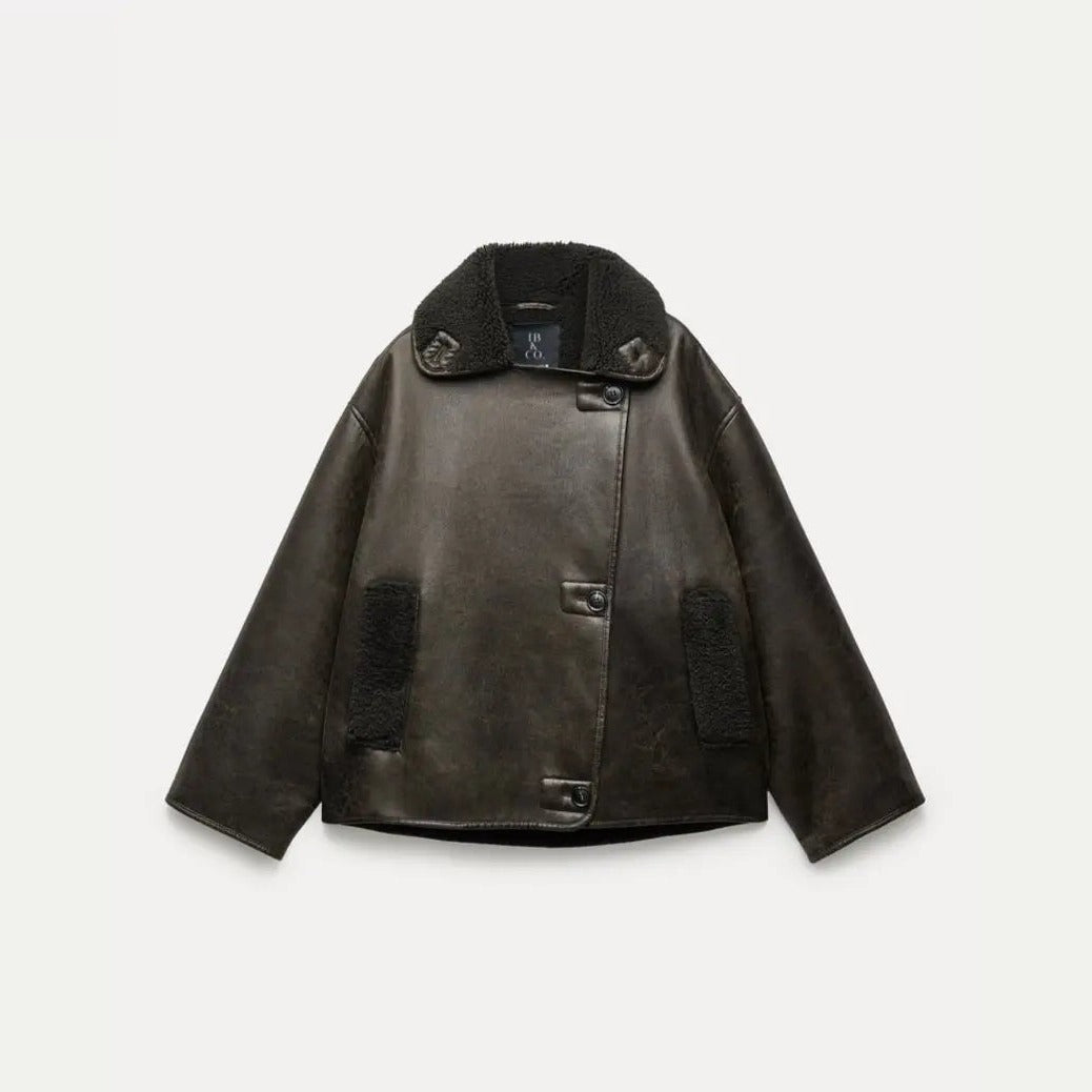 Donkerbruine oversized lammy coat met teddyvoering, plat gefotografeerd op witte achtergrond | Boutique Moda