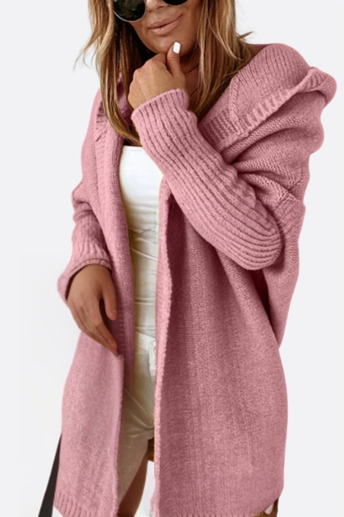 Roze lang vest met capuchon, open gedragen over een wit topje