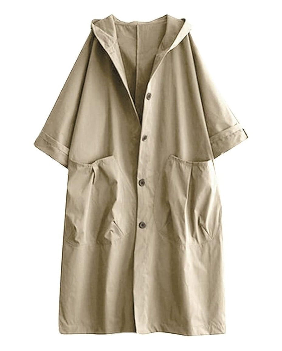 Beige lange jas met capuchon en grote zakken, uitgestald op paspop | Boutique Moda